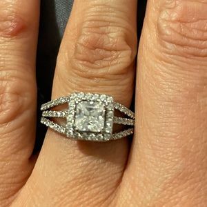 Beautiful wedding set. Princess cut size 6. 14k